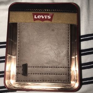 Levi’s men wallet:)